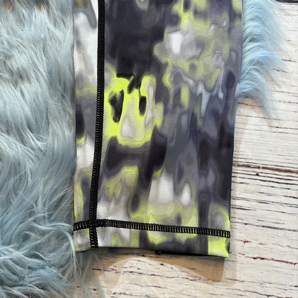 Zella Live in Blur Multi Color Capri Leggings sz S - Picture 4 of 8